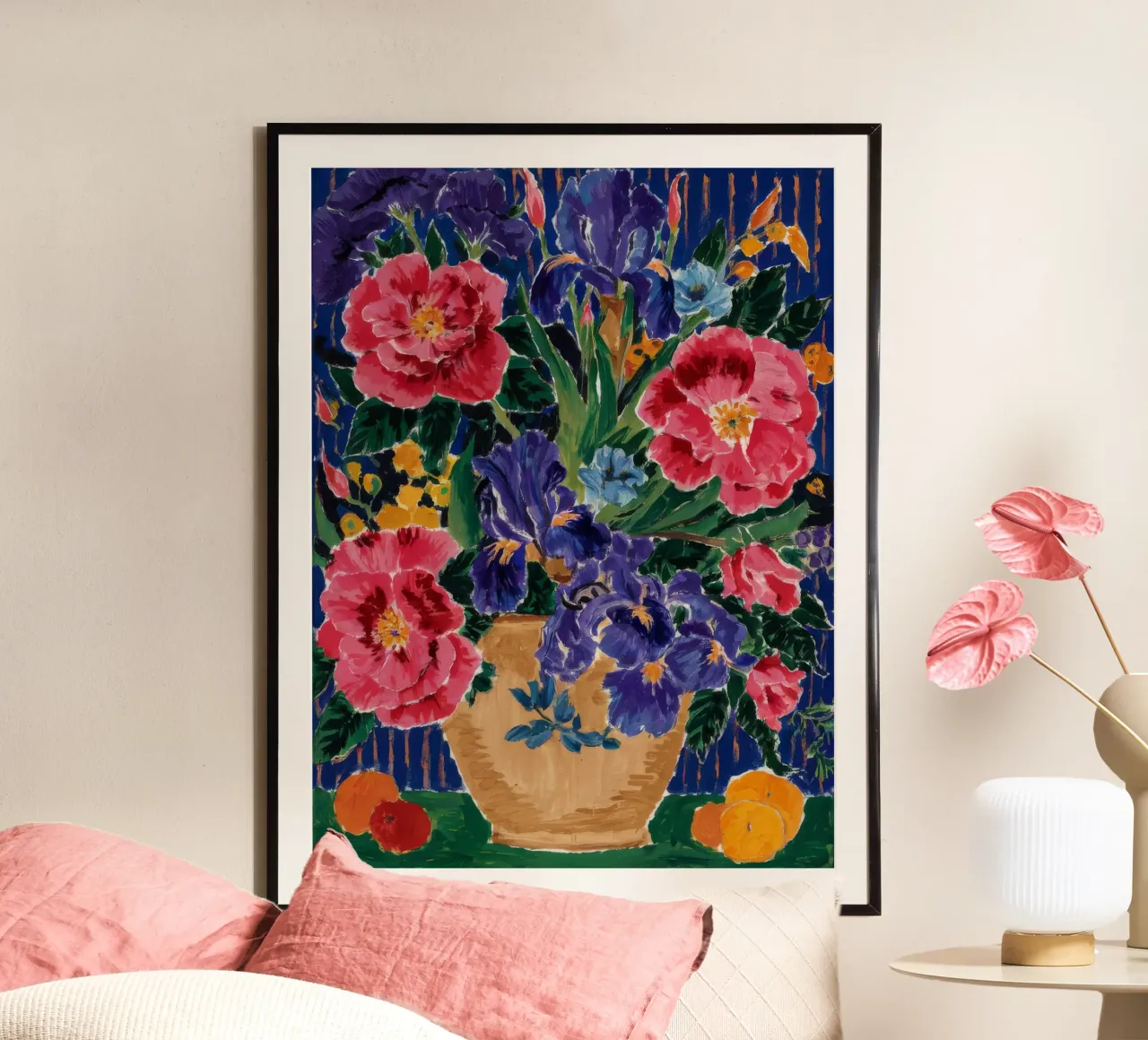 Bounty di mezzanotte in fiore poster con telaio in legno da Infinite Chroma