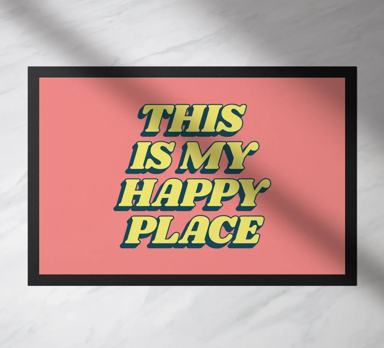 Impresión tipográfica This is My Happy Place en amarillo rosa felpudo de THE MOTIVATED TYPE