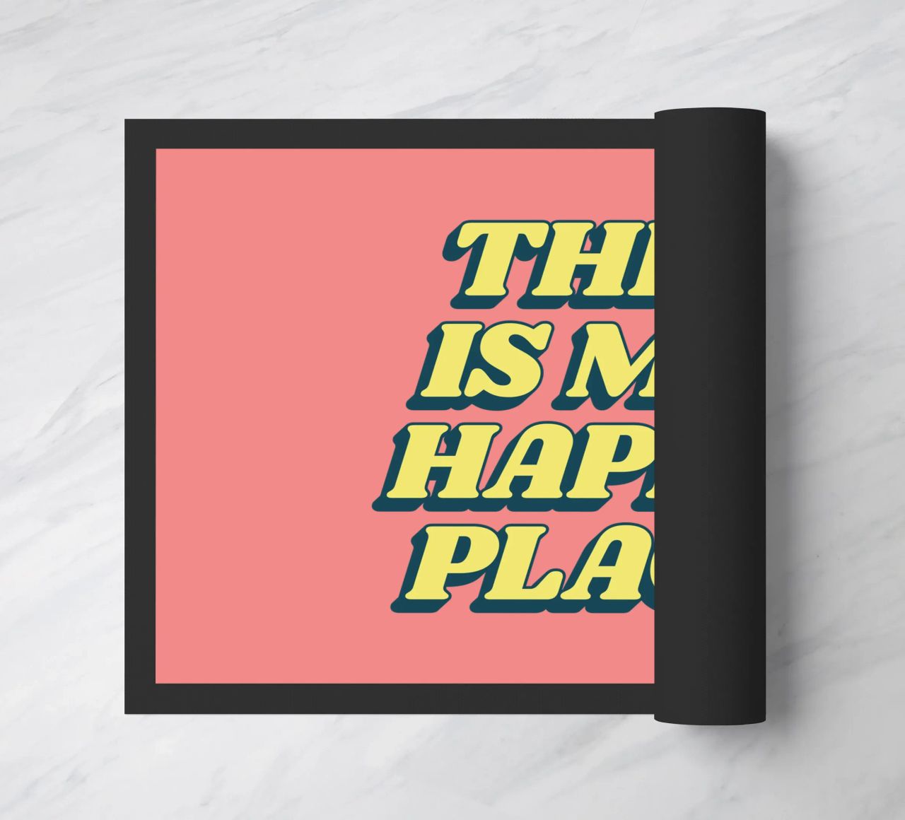 Impression typographique "This is My Happy Place" en jaune et rose paillasson de THE MOTIVATED TYPE