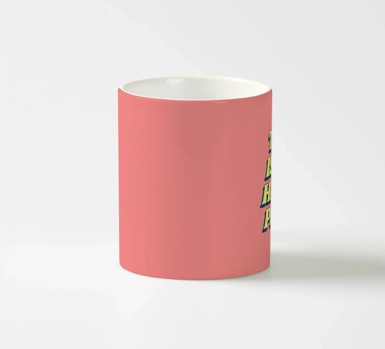Impression typographique "This is My Happy Place" en jaune et rose mug en céramique de THE MOTIVATED TYPE