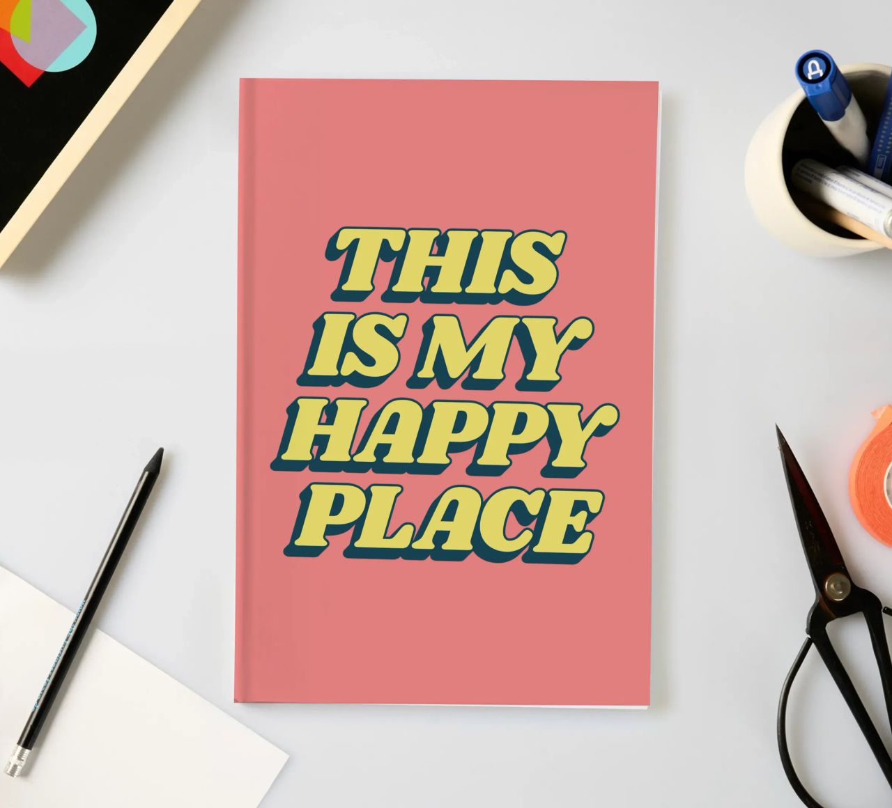 Impression typographique "This is My Happy Place" en jaune et rose carnet de notes de THE MOTIVATED TYPE