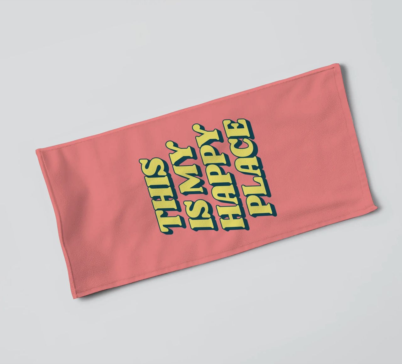 Impression typographique "This is My Happy Place" en jaune et rose serviette de bain de THE MOTIVATED TYPE