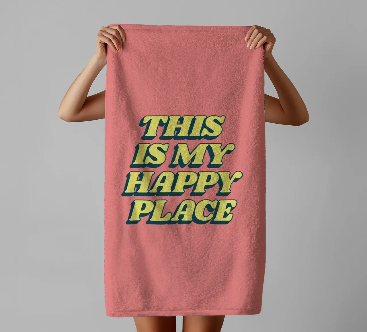 Stampa tipografica "This is My Happy Place" in giallo rosa asciugamano da bagno da THE MOTIVATED TYPE