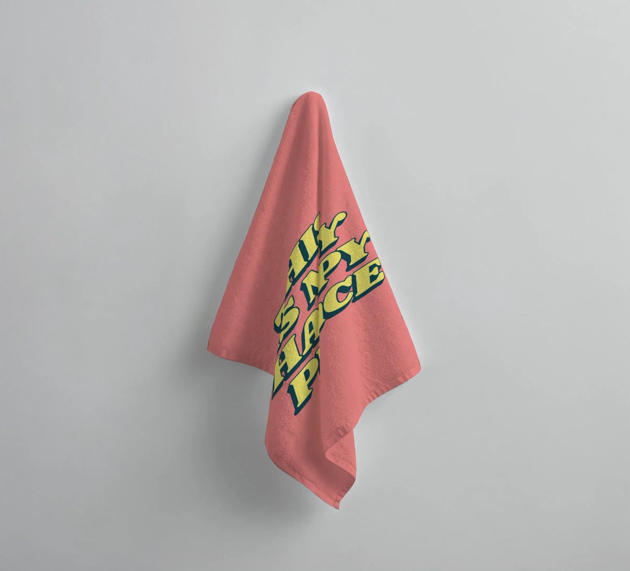 Impression typographique "This is My Happy Place" en jaune et rose serviette de bain de THE MOTIVATED TYPE