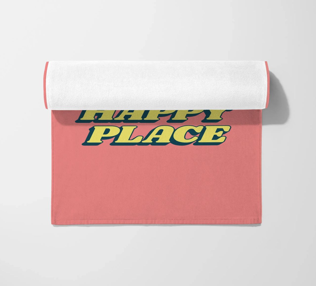 Impression typographique "This is My Happy Place" en jaune et rose serviette de plage de THE MOTIVATED TYPE