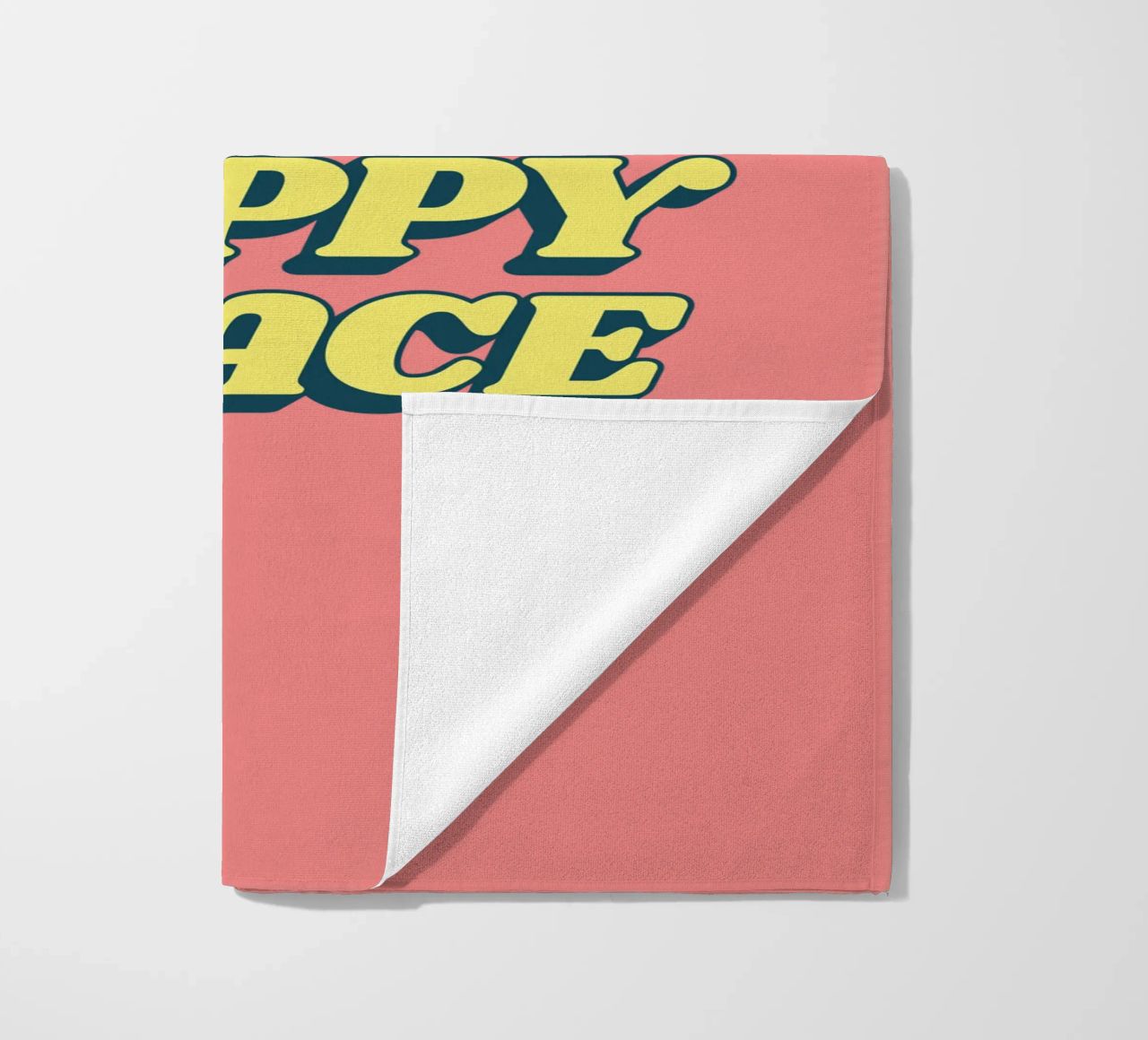 Impression typographique "This is My Happy Place" en jaune et rose serviette de plage de THE MOTIVATED TYPE