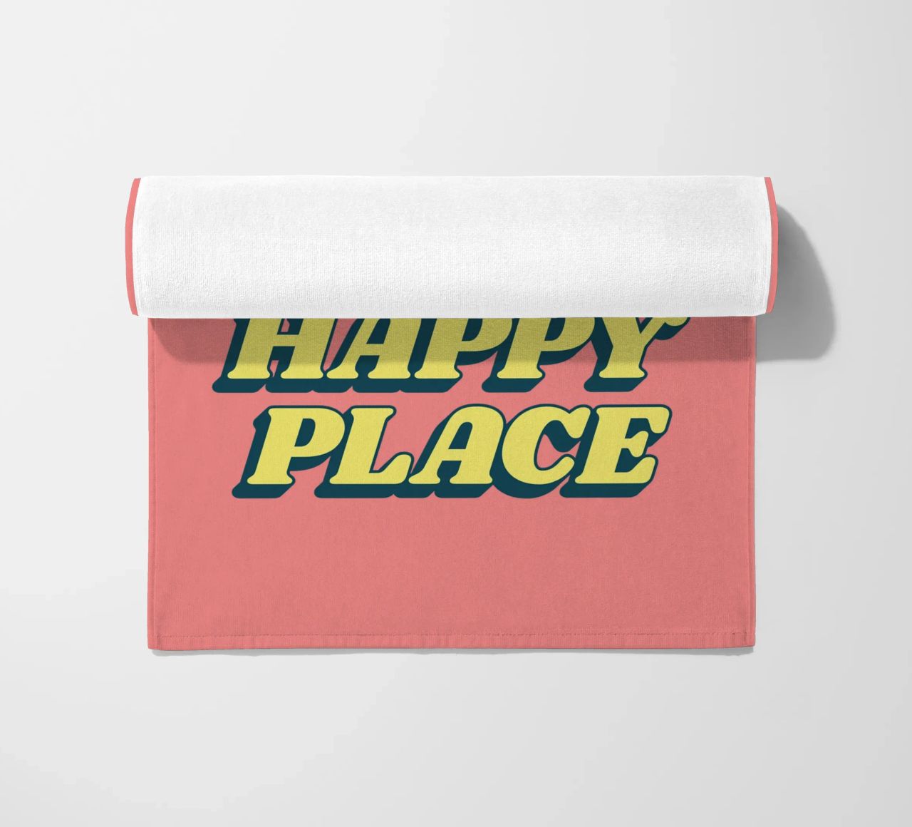 Impression typographique "This is My Happy Place" en jaune et rose serviette de plage de THE MOTIVATED TYPE