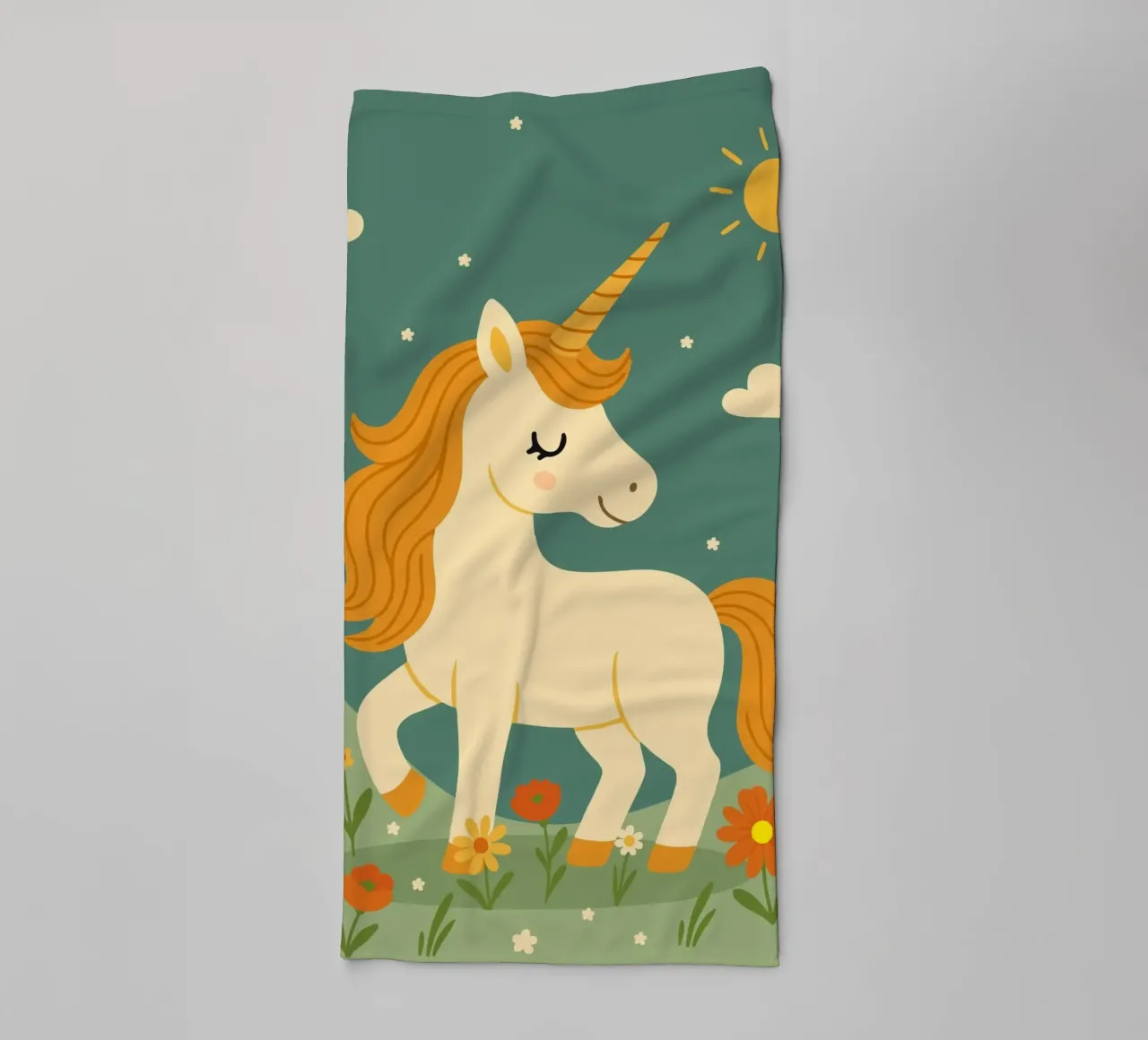 Licorne dans un champ de fleurs - Scène joyeuse avec le soleil serviette de bain de namosh