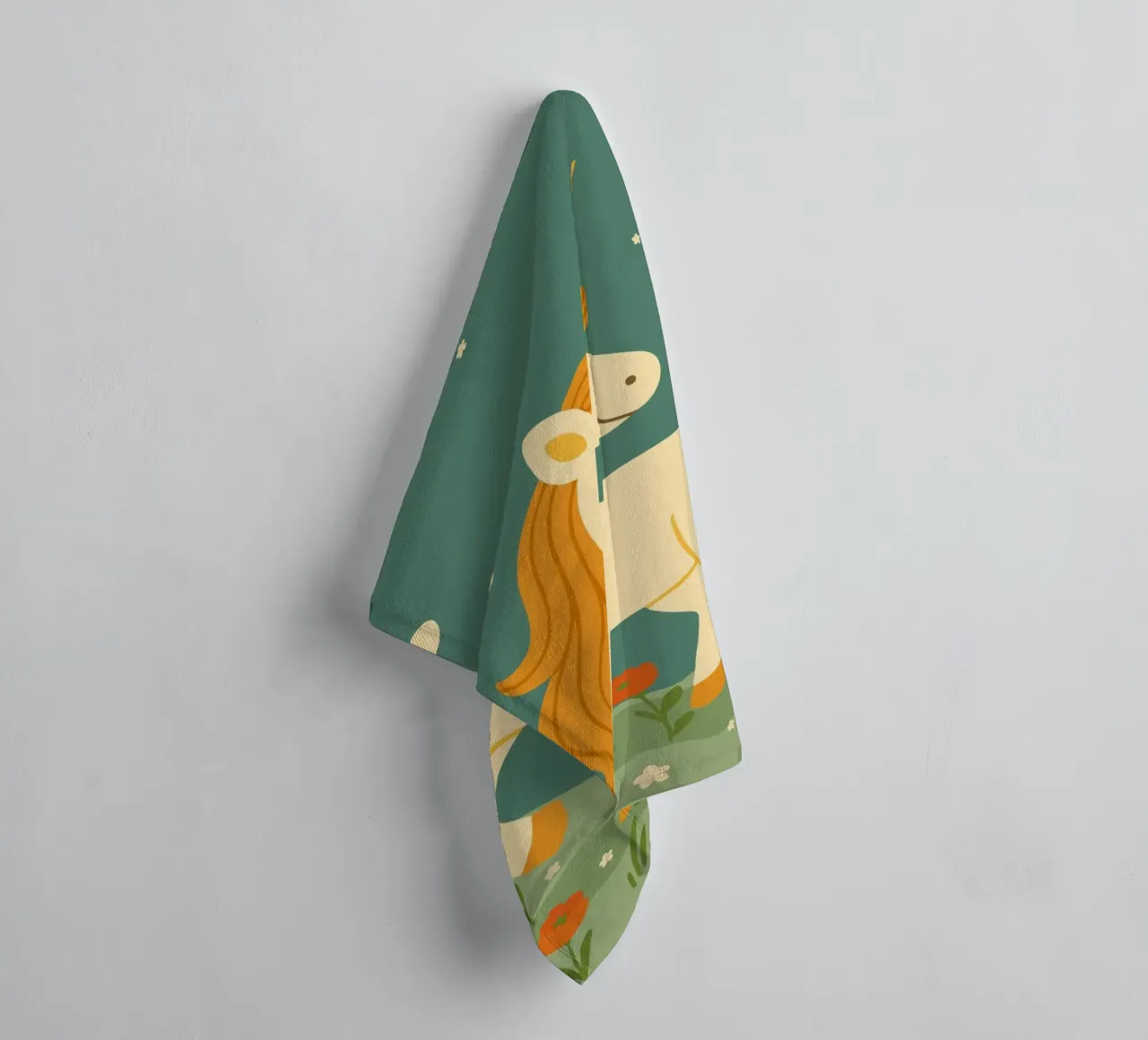 Licorne dans un champ de fleurs - Scène joyeuse avec le soleil serviette de bain de namosh