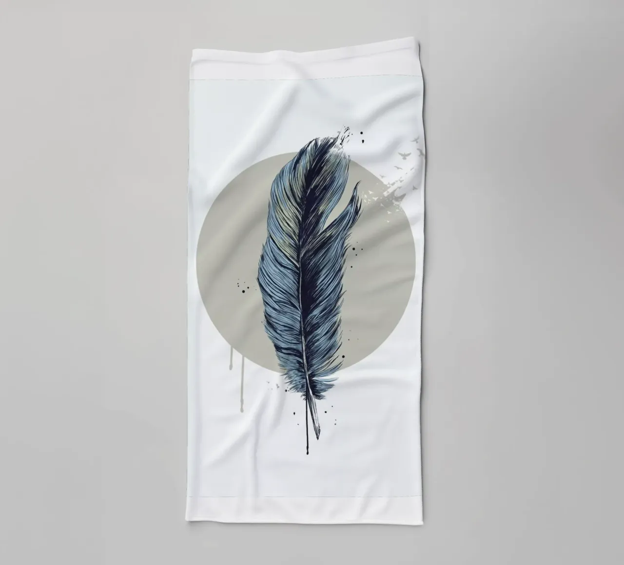 Feather In A Circle asciugamano da bagno da Balazs Solti
