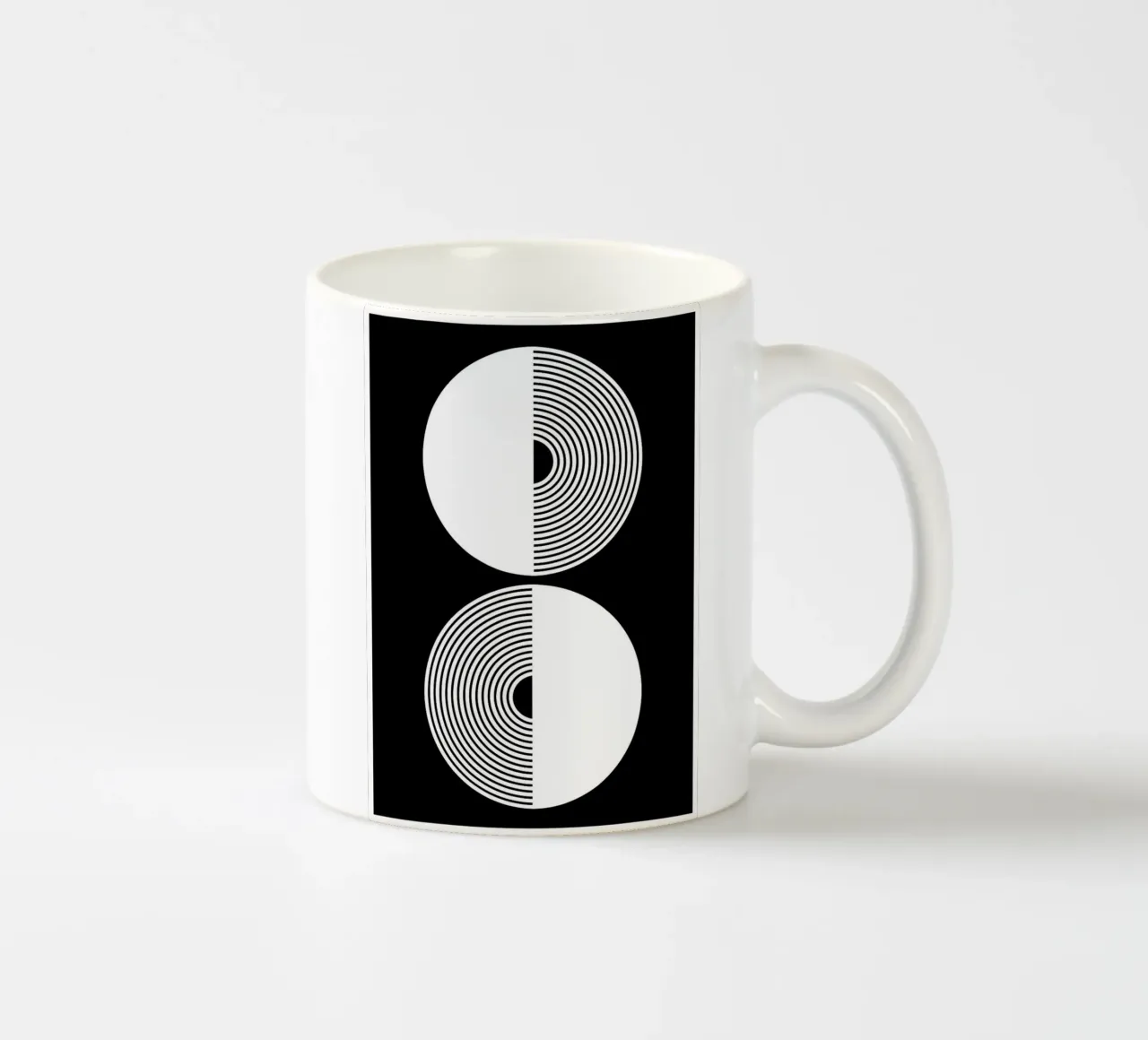 cerchi concentrici in bianco e nero tazza in ceramica da Lindsey W Fernandez