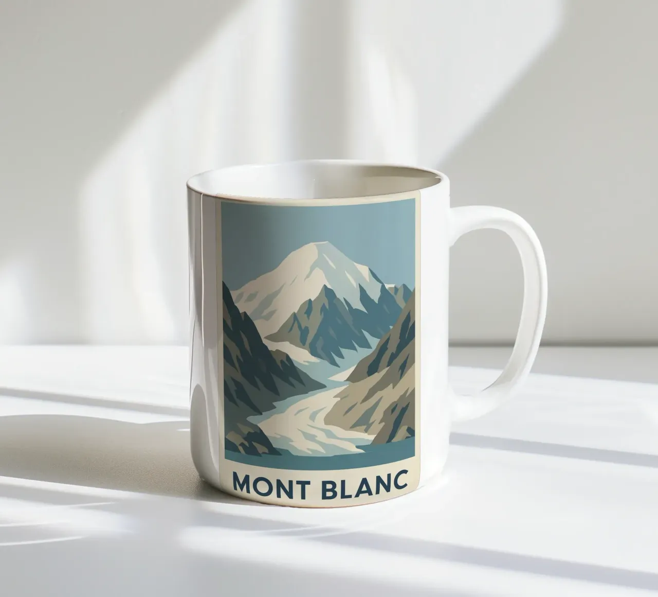 Il Monte Bianco, la forza tranquilla delle vette tazza in ceramica da JETLAG | affiches voyage