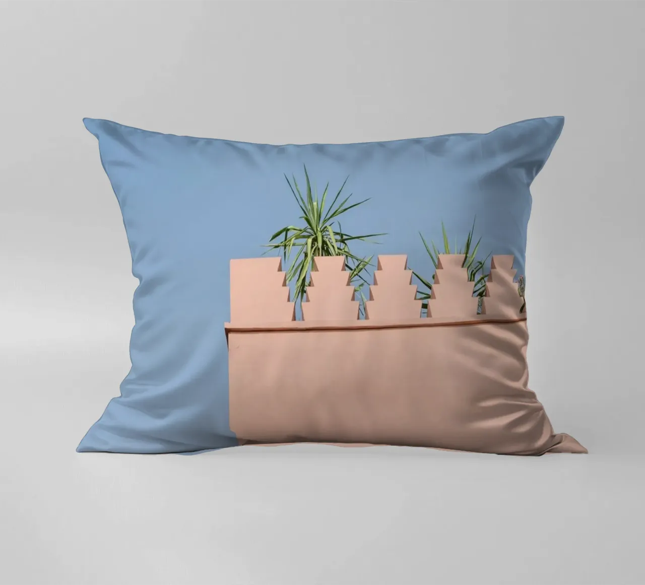 Green palm and a pink house in Marrakesh cuscino da photolovers