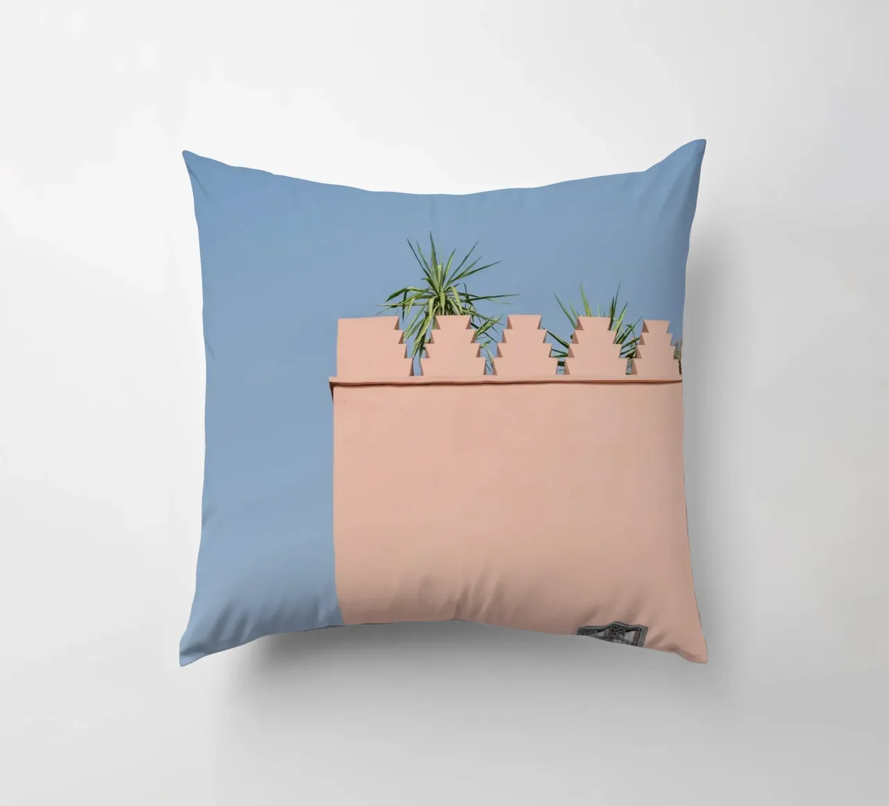 Green palm and a pink house in Marrakesh cuscino da photolovers