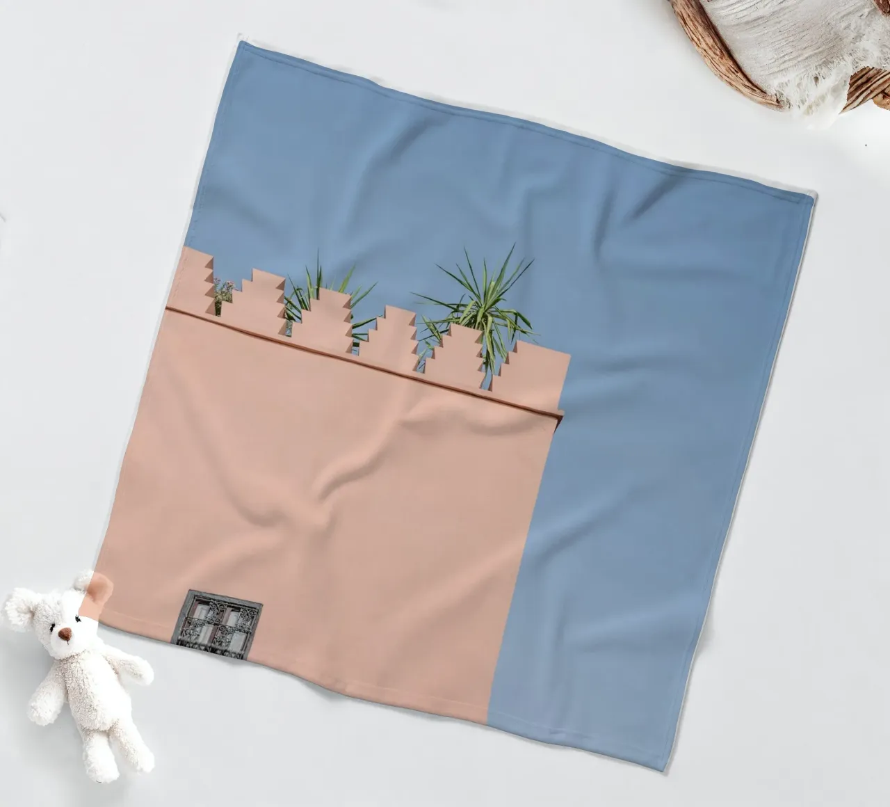Green palm and a pink house in Marrakesh coperta in pile da photolovers