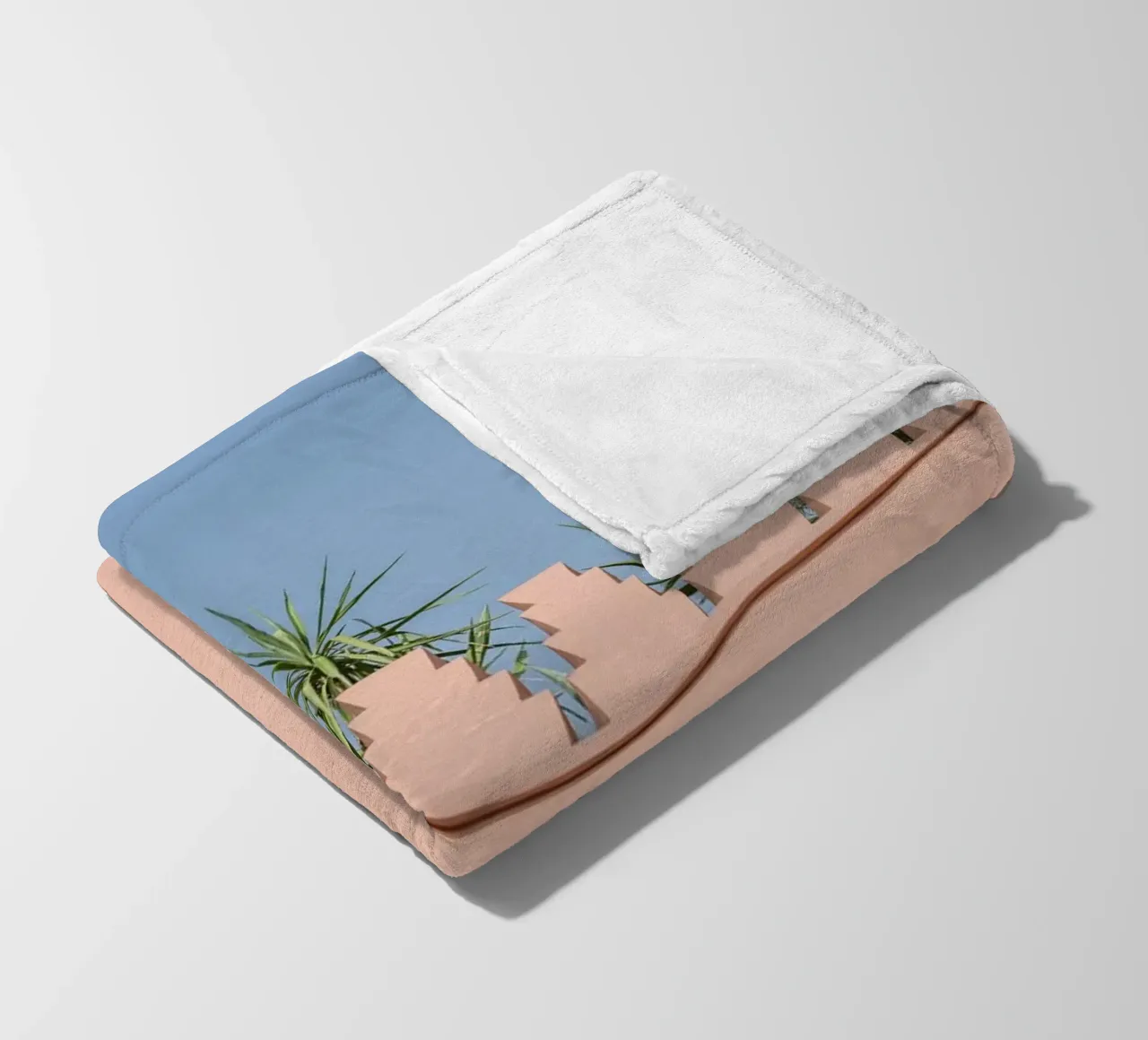 Green palm and a pink house in Marrakesh coperta in pile da photolovers