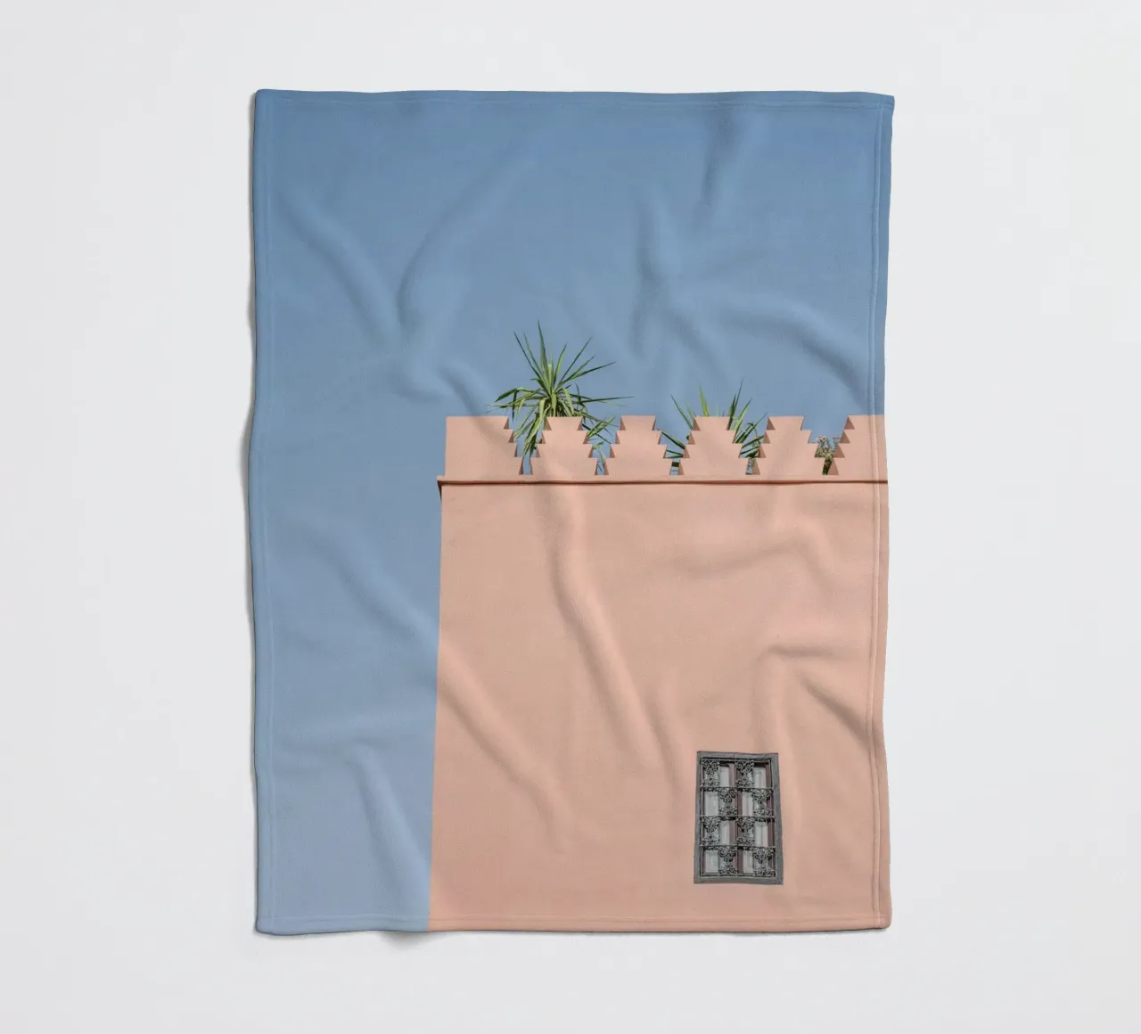 Green palm and a pink house in Marrakesh coperta in pile da photolovers