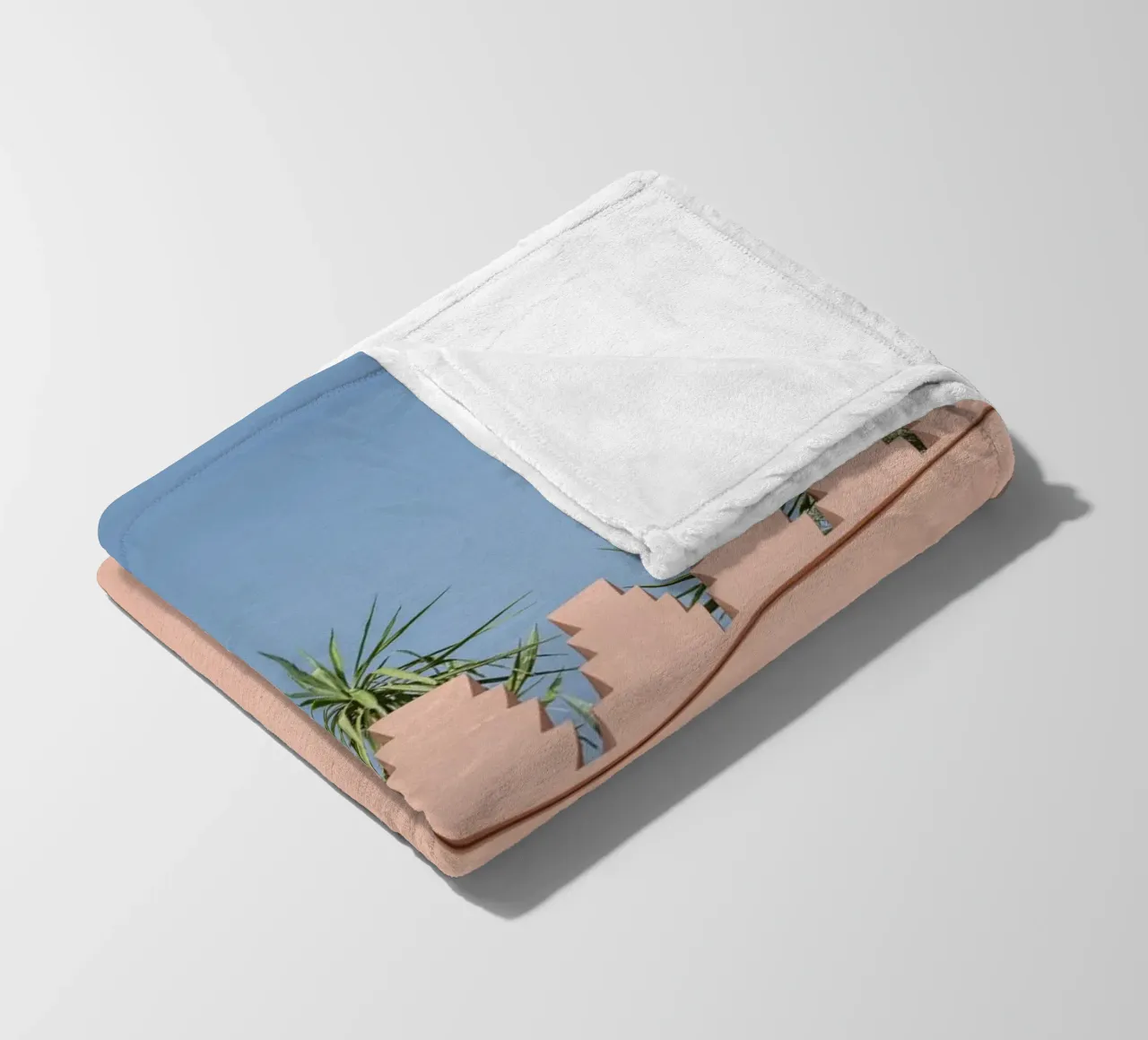 Green palm and a pink house in Marrakesh coperta in pile da photolovers