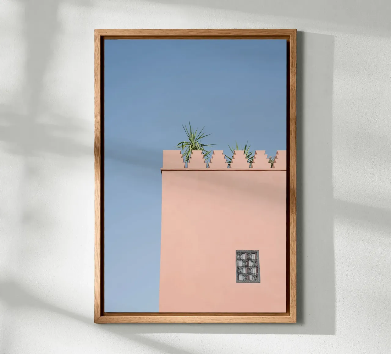 Green palm and a pink house in Marrakesh tela con Cornice a cassetta da photolovers