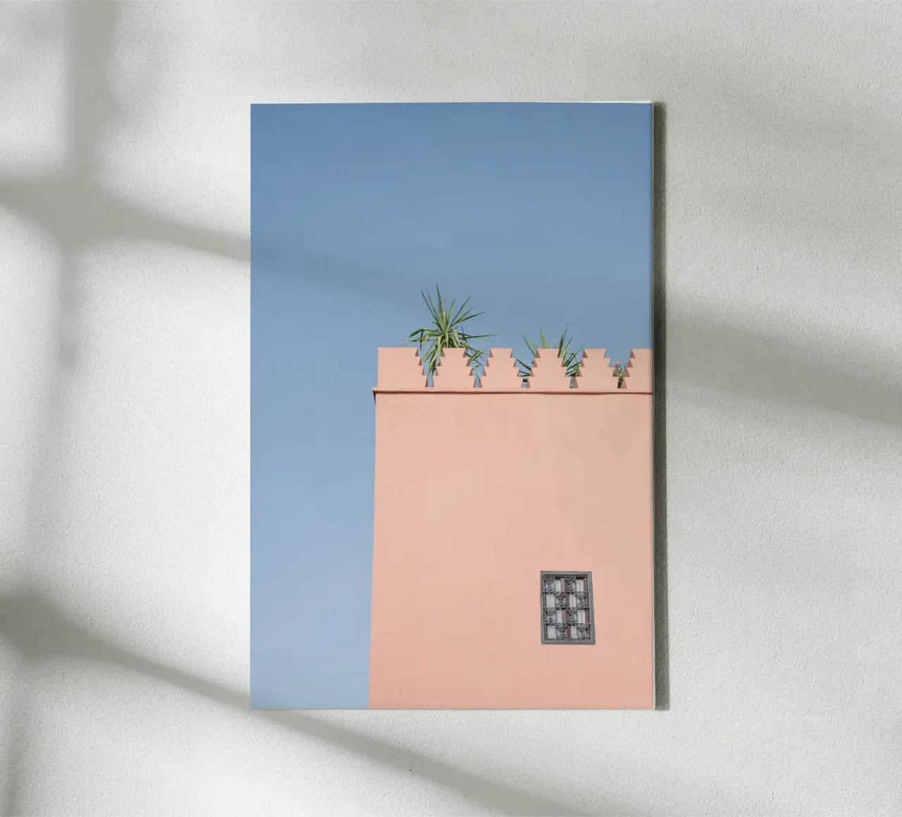 Green palm and a pink house in Marrakesh tela con Cornice a cassetta da photolovers
