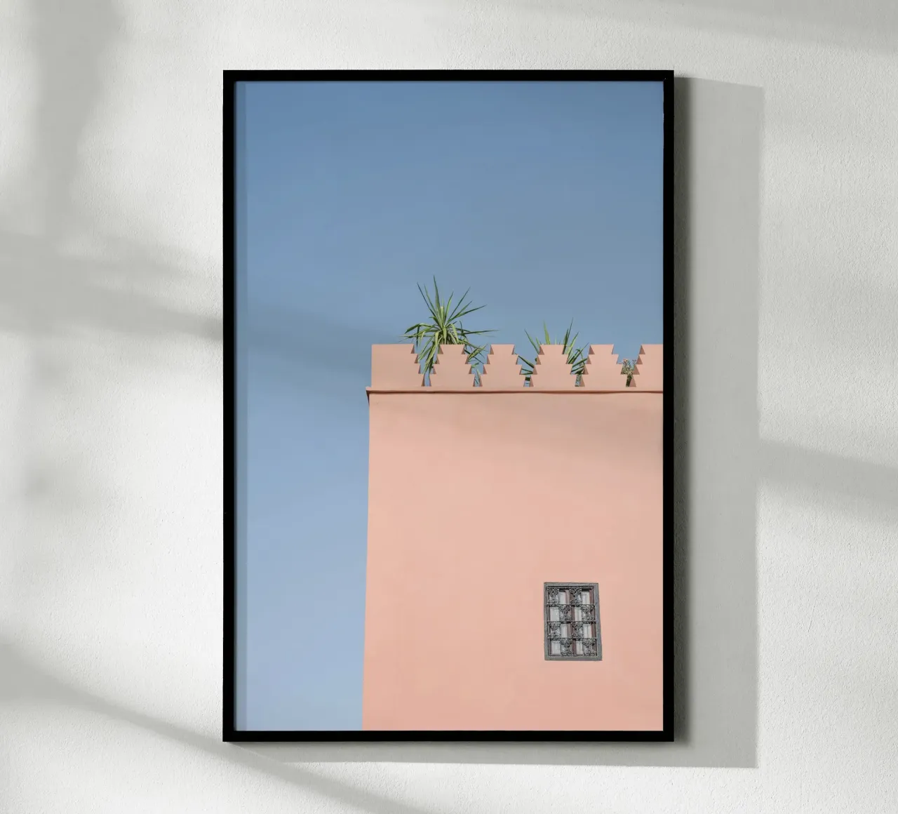 Green palm and a pink house in Marrakesh poster da photolovers