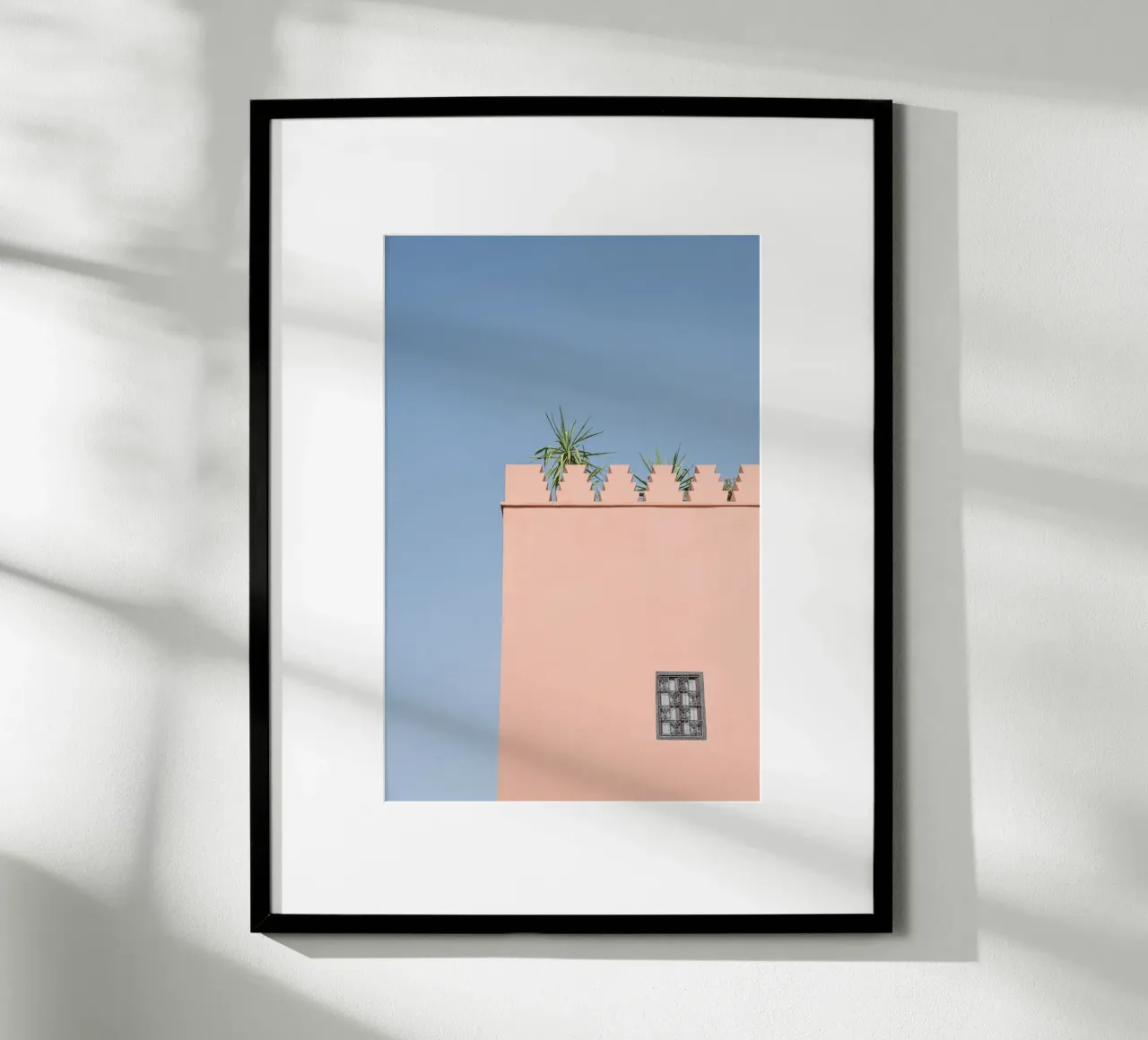 Green palm and a pink house in Marrakesh poster da photolovers