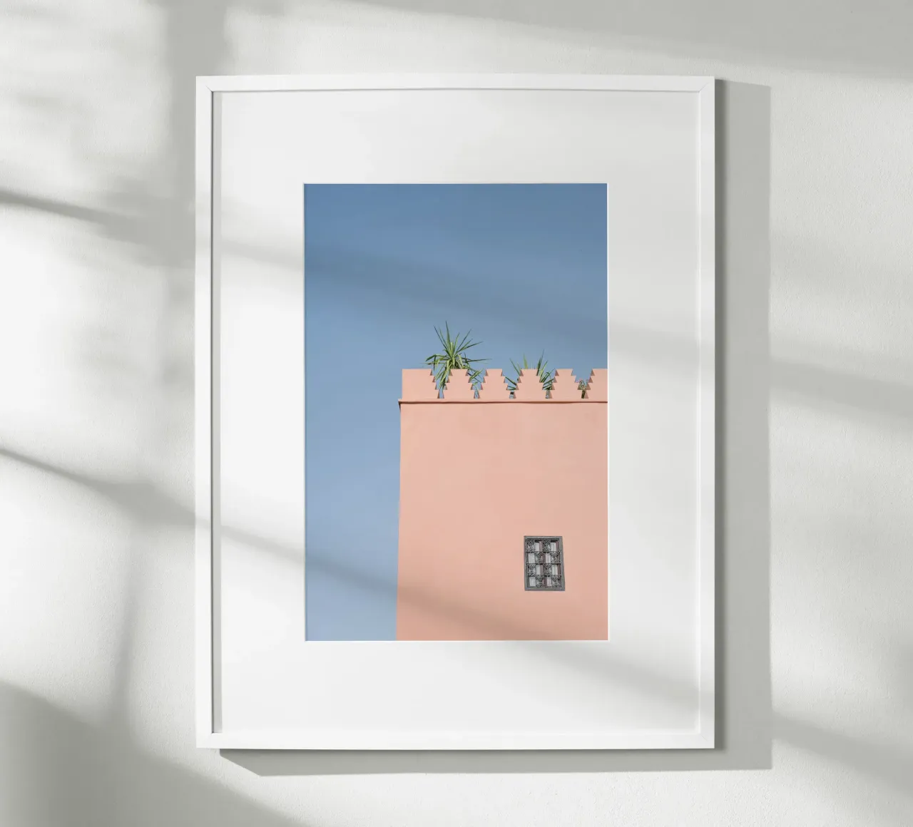 Green palm and a pink house in Marrakesh poster da photolovers