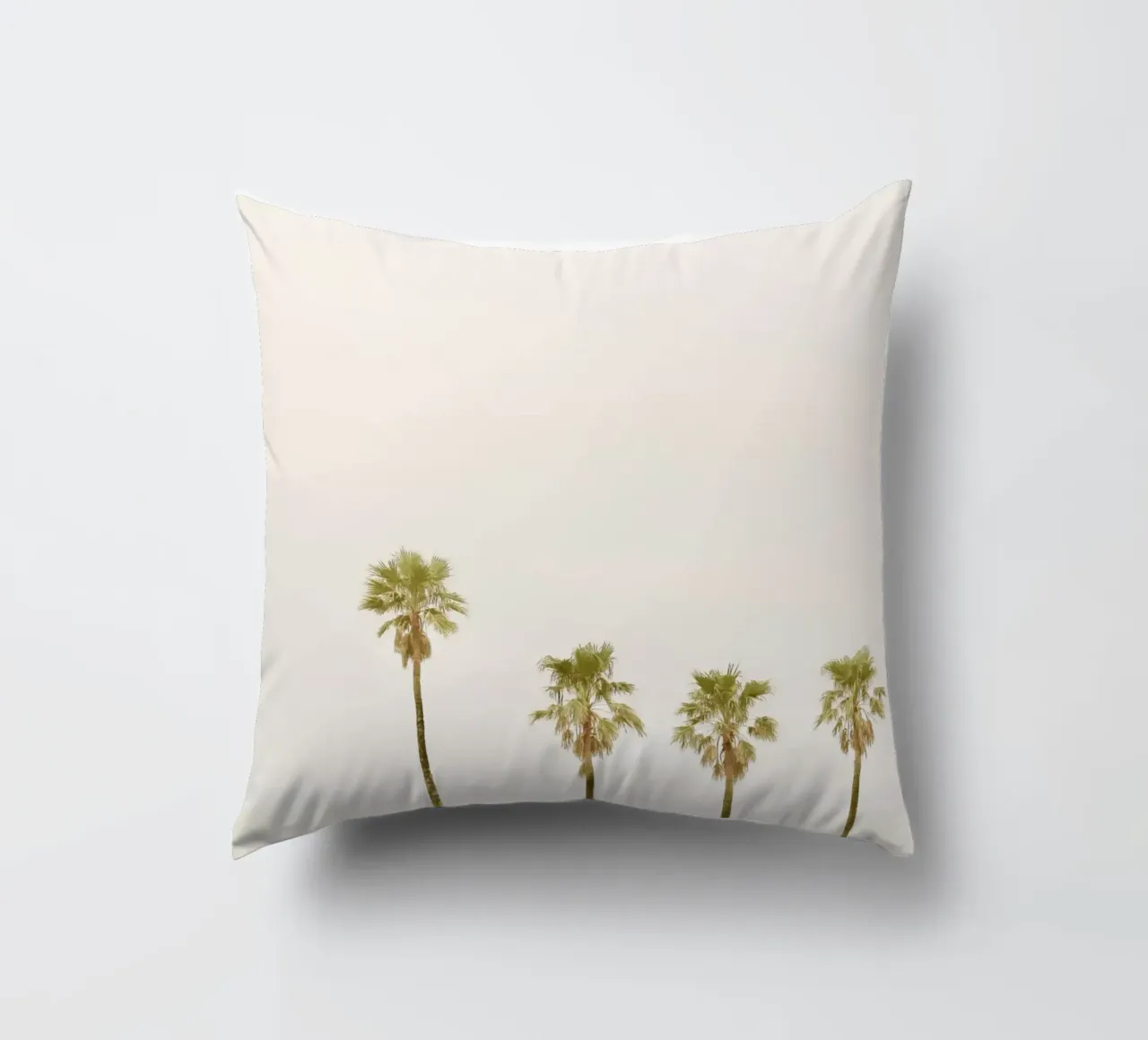 Calm Palm Trees cuscino da KISSA STUDIO