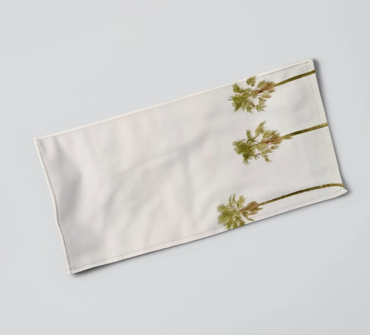 Calm Palm Trees asciugamano da bagno da KISSA STUDIO