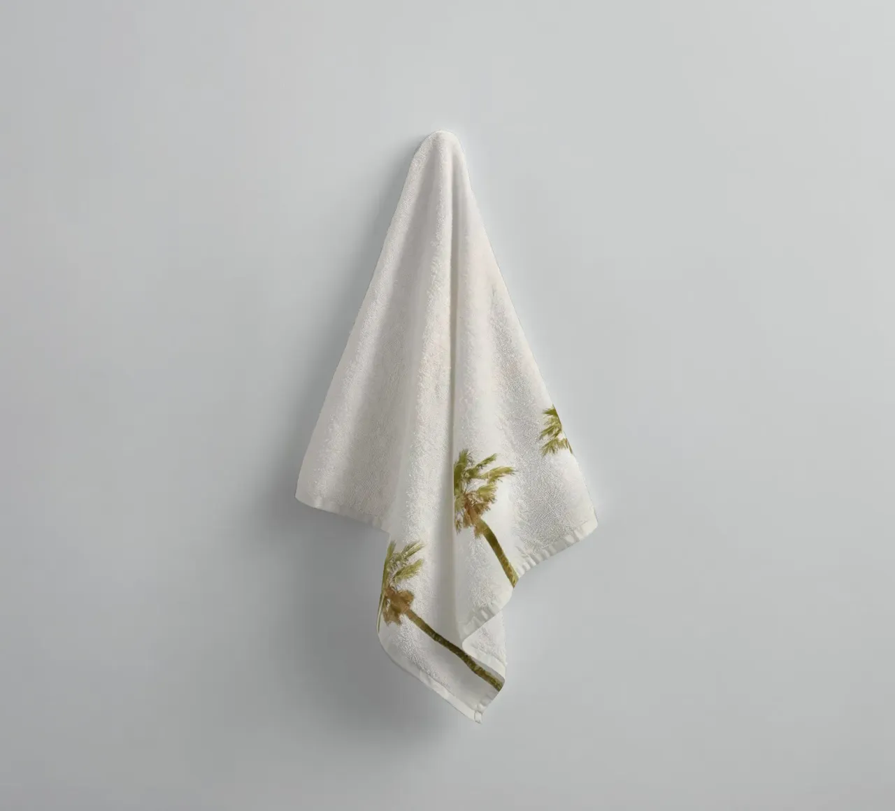 Calm Palm Trees asciugamano da bagno da KISSA STUDIO