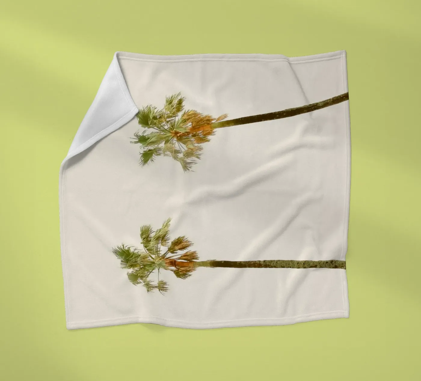 Palmen Fleecedecke von KISSA STUDIO