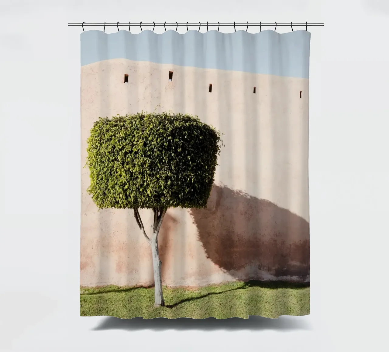 Ancient wall and a green tree tenda da doccia da photolovers