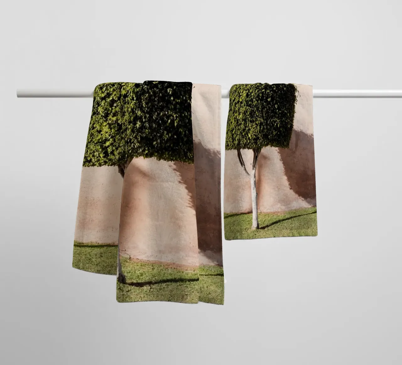 Ancient wall and a green tree asciugamano da bagno da photolovers