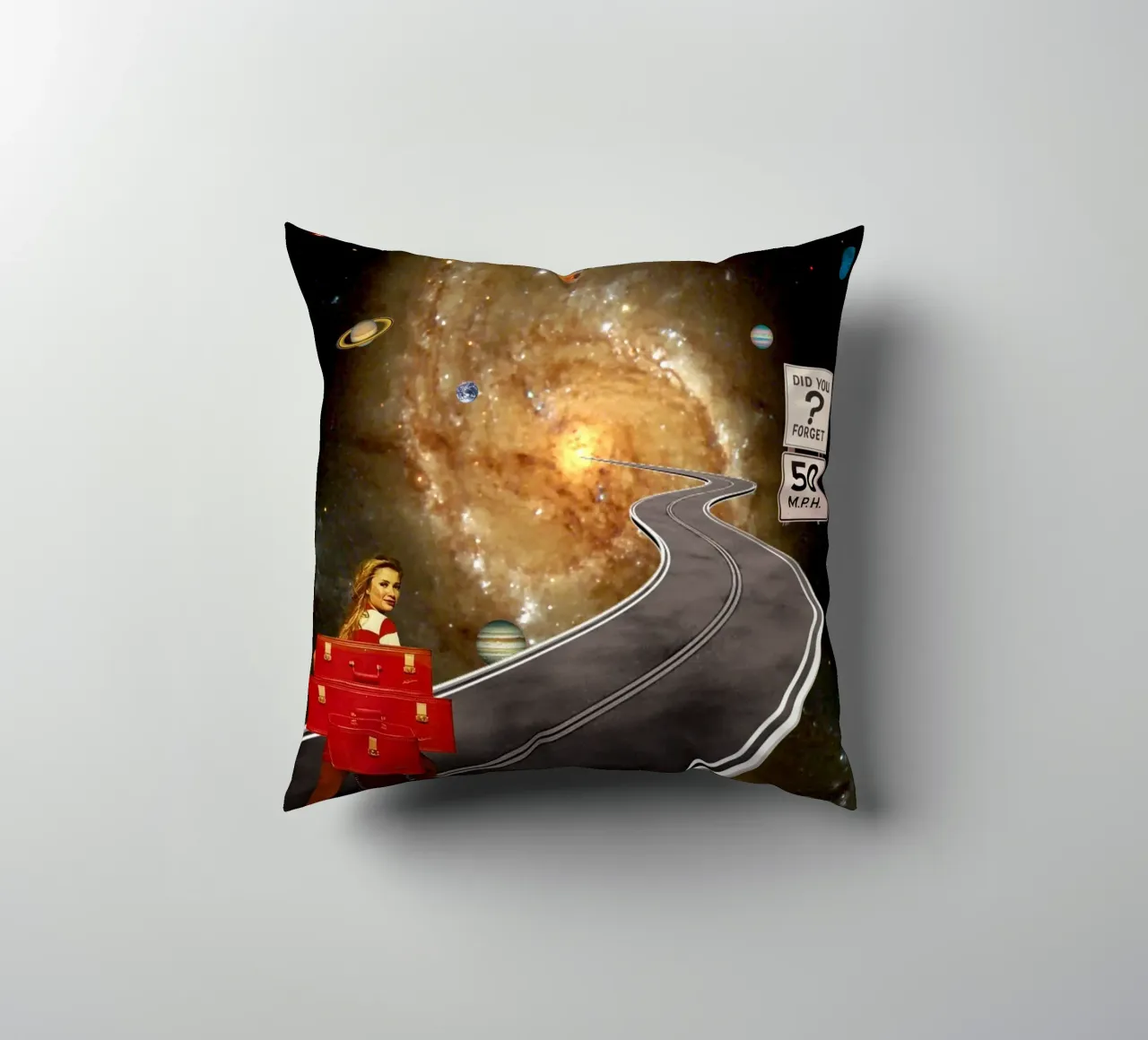 Did you forget? Space Trip cuscino da MsGonzalez