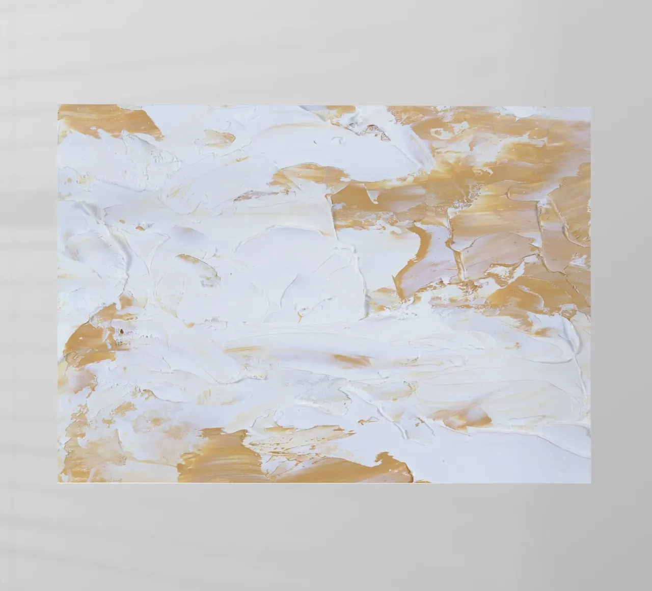 Stampa d'arte moderna astratta in oro e bianco con texture pellicola backlit da NorwesClub