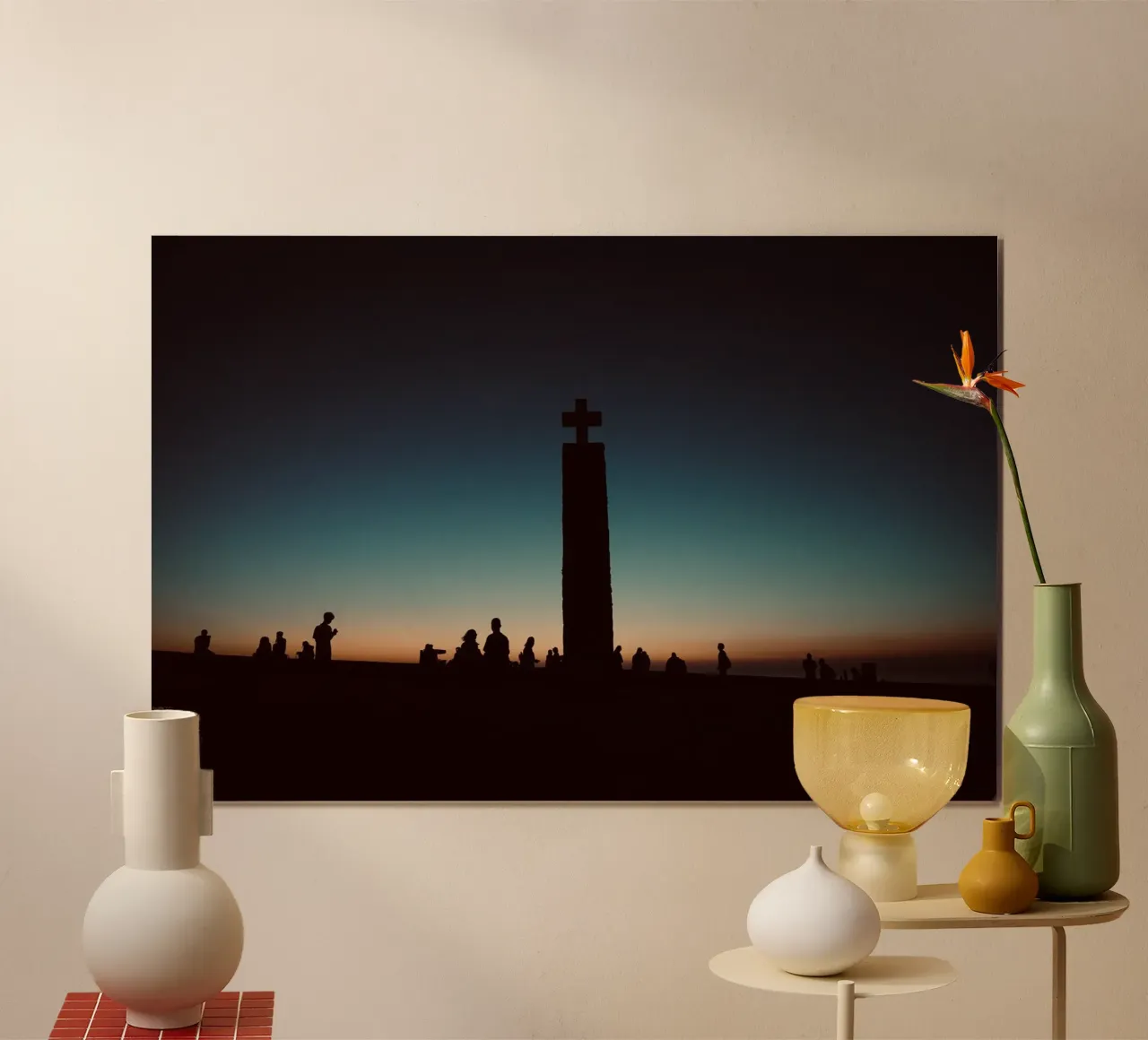 Statua della Croce al tramonto poster con telaio in legno da KISSA STUDIO