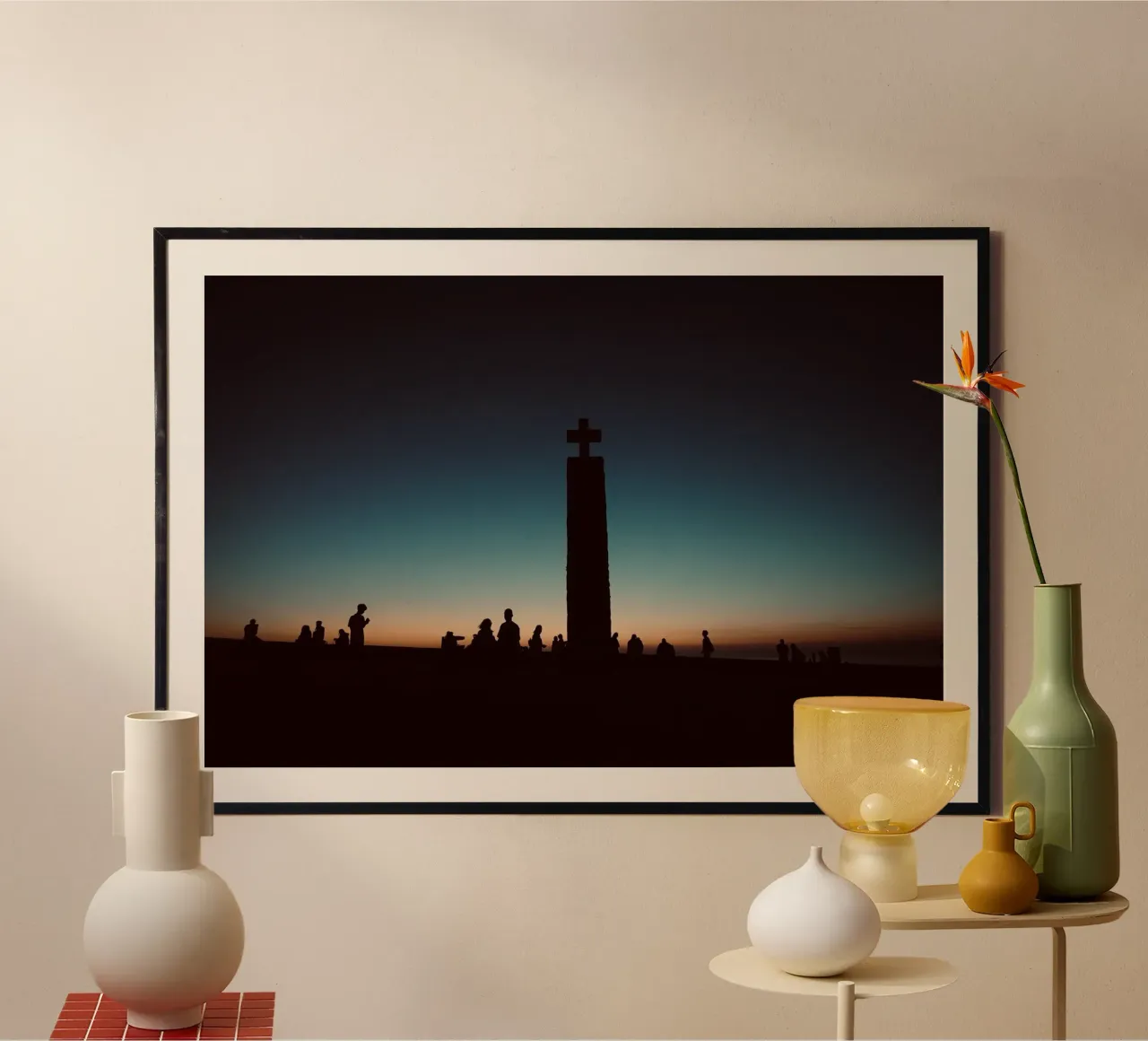 Statua della Croce al tramonto poster con telaio in legno da KISSA STUDIO