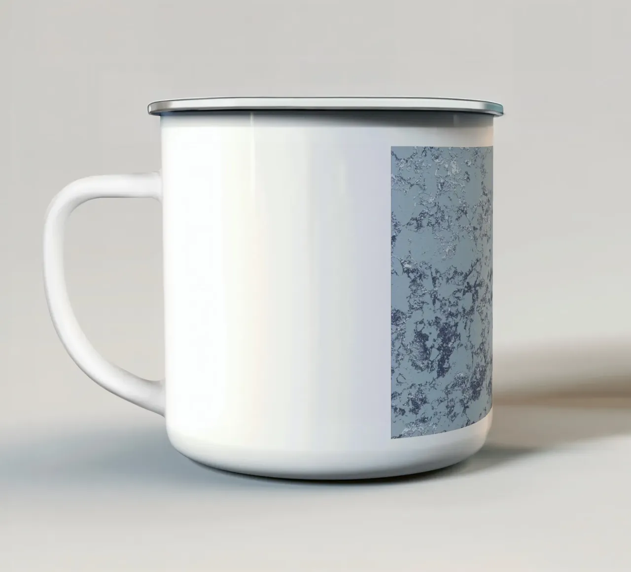Stampa astratta d'arte moderna con texture blu e argento e lamina di glitter tazza in smalto da NorwesClub