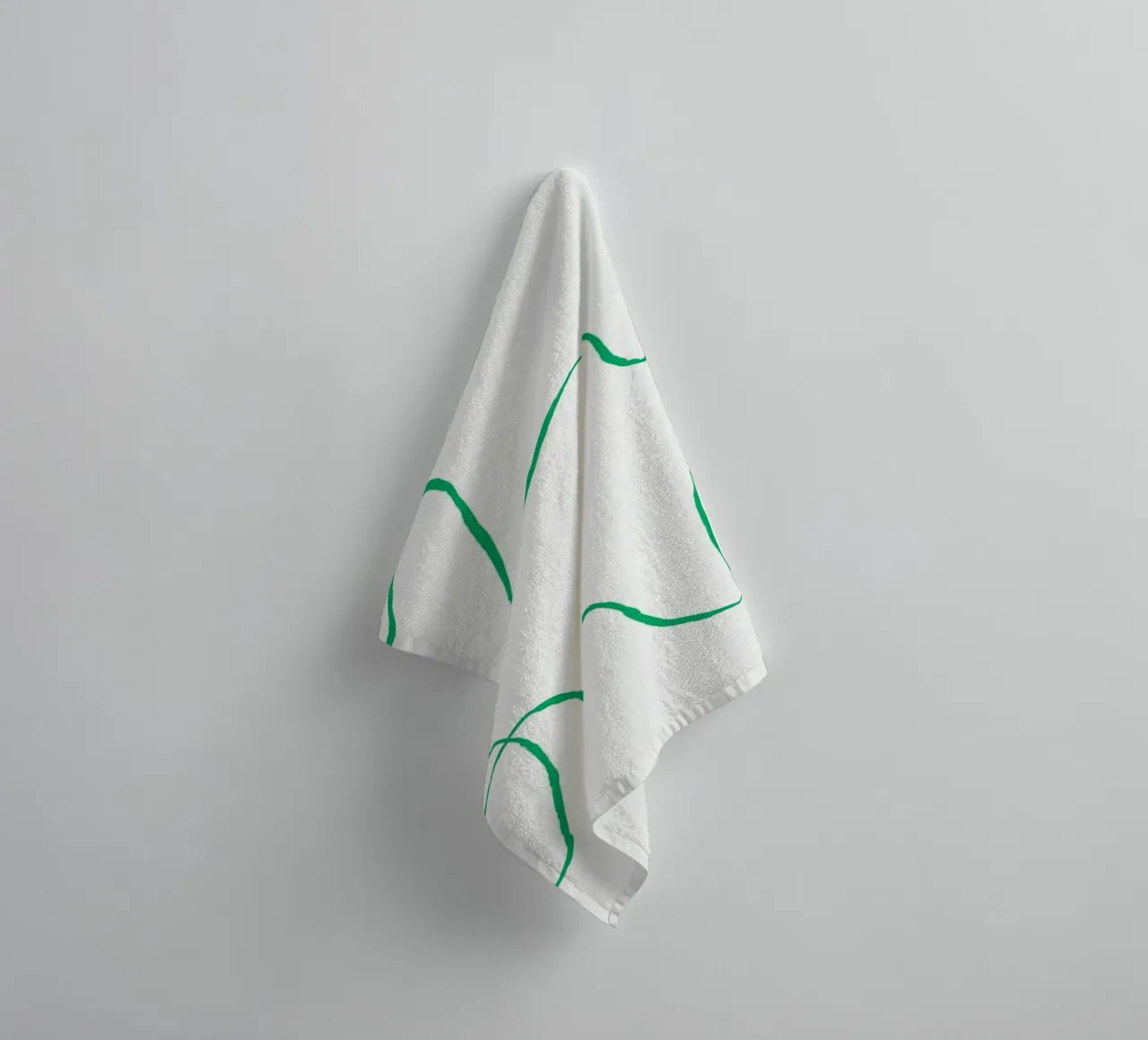 Abstract Green Scribble Art | Minimalist Line Drawing Print toalla de baño de NorwesClub