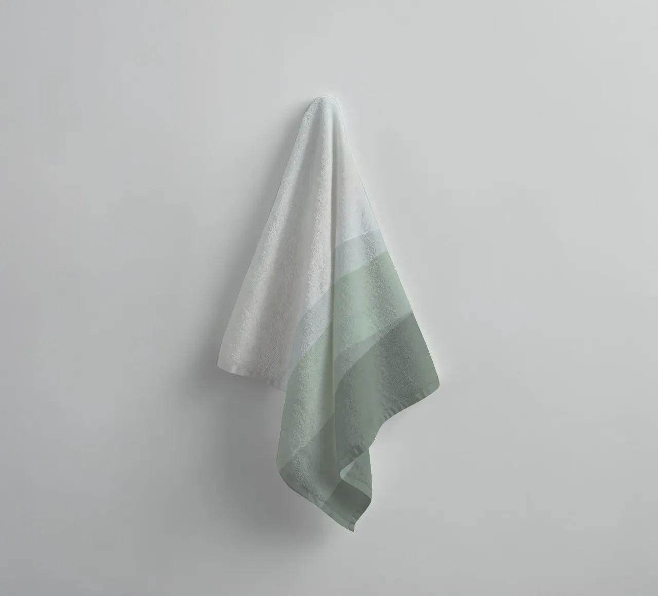 Misty Green Mountain Layers | Serene Abstract Landscape Prin Handtuch von NorwesClub