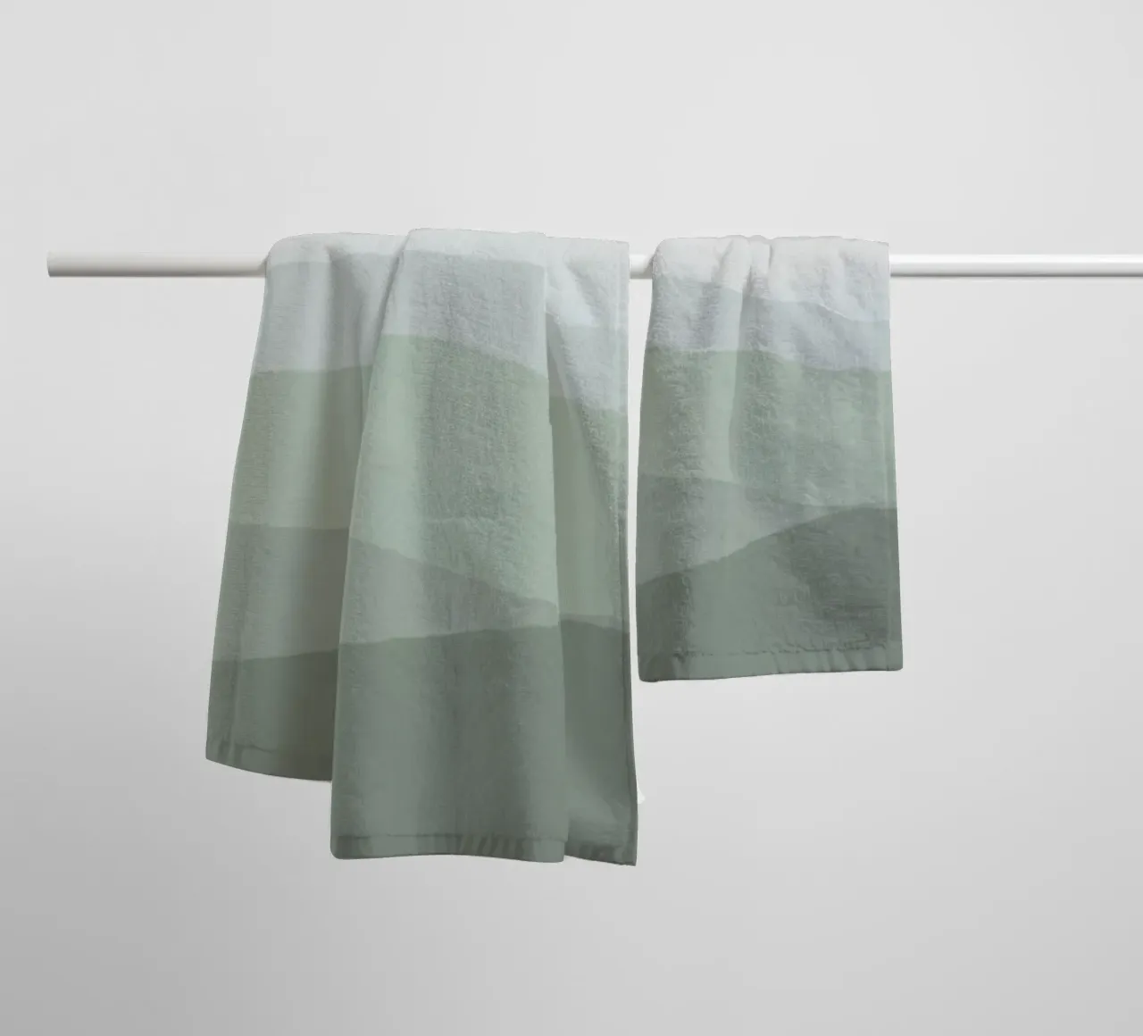 Misty Green Mountain Layers | Serene Abstract Landscape Prin Handtuch von NorwesClub