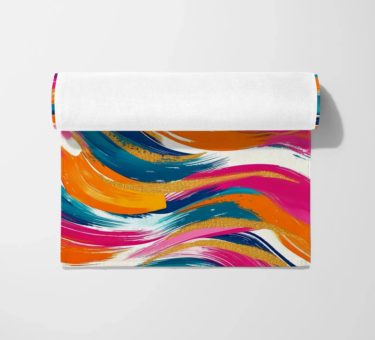 Levendige wervelingen met goud | Abstract expressionistische kunstdruk strandhanddoek van NorwesClub