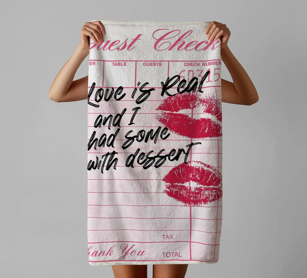 Stampa di assegni per ospiti "Love Is Real" - Cucina romantica e retrò. asciugamano da bagno da NorwesClub