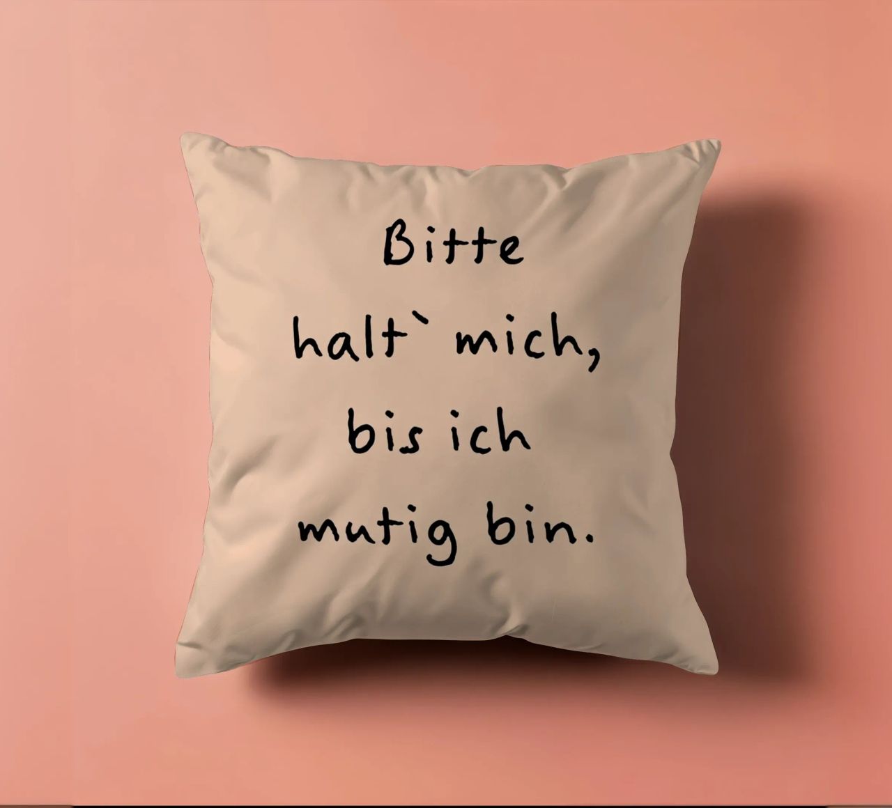 bitte halt mich, bis ich mutig bin. cuscino da FRICKE DESIGN