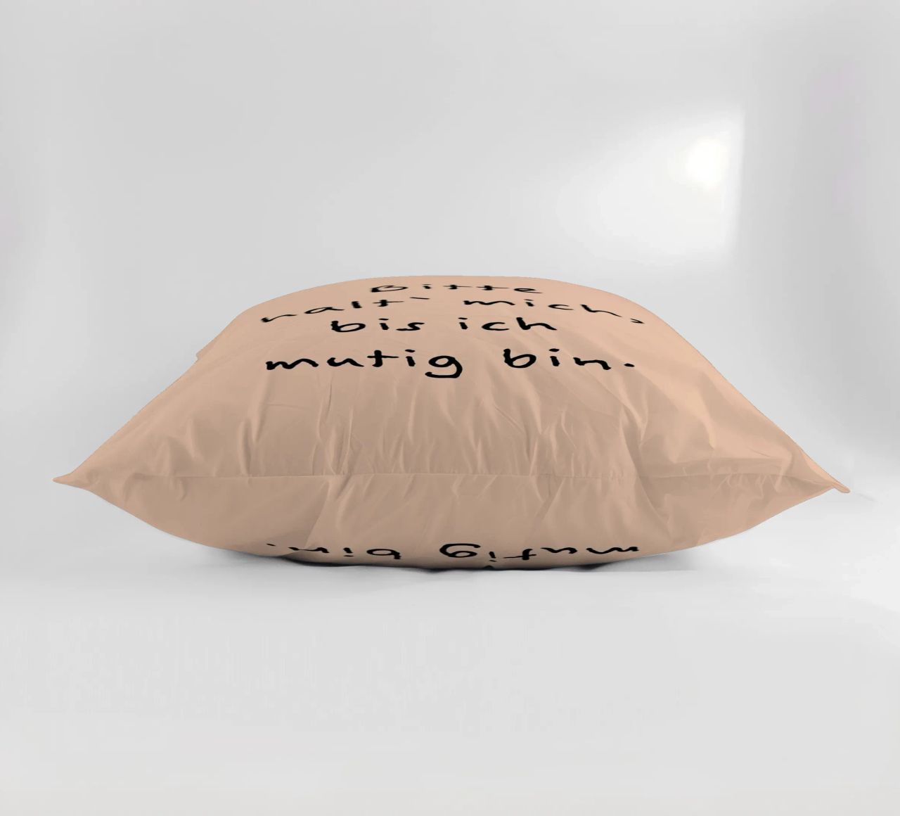 bitte halt mich, bis ich mutig bin. cuscino da FRICKE DESIGN