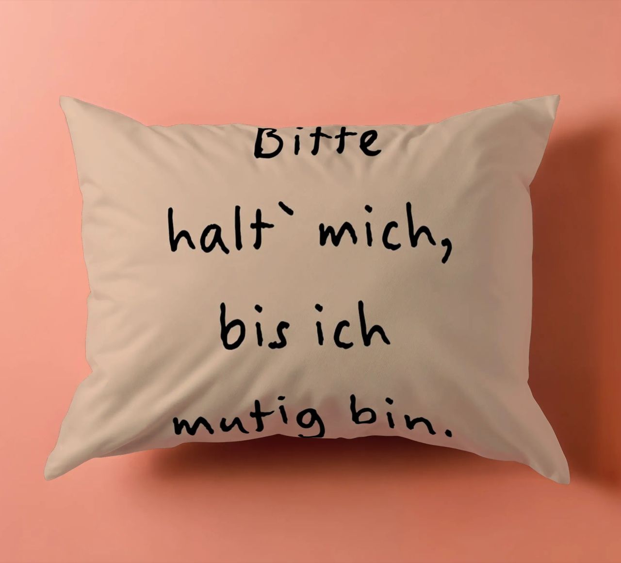bitte halt mich, bis ich mutig bin. cuscino da FRICKE DESIGN