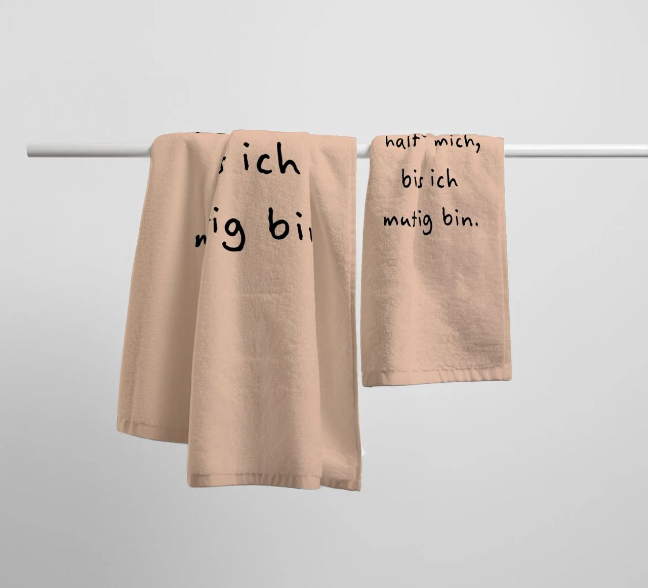bitte halt mich, bis ich mutig bin. asciugamano da bagno da FRICKE DESIGN