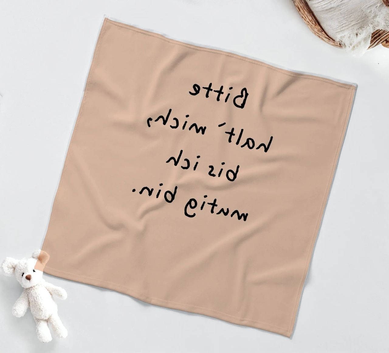 bitte halt mich, bis ich mutig bin. coperta in pile da FRICKE DESIGN