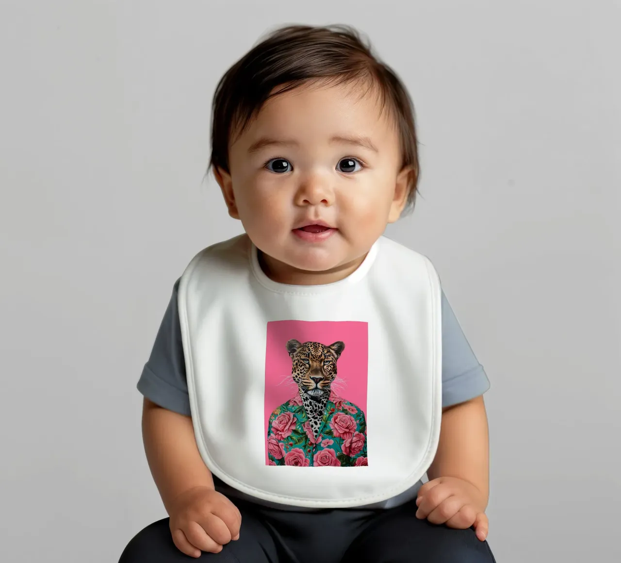 Dapper Leopard in Rosen | Pop Art Tierportrait Druck Babylätzchen von NorwesClub