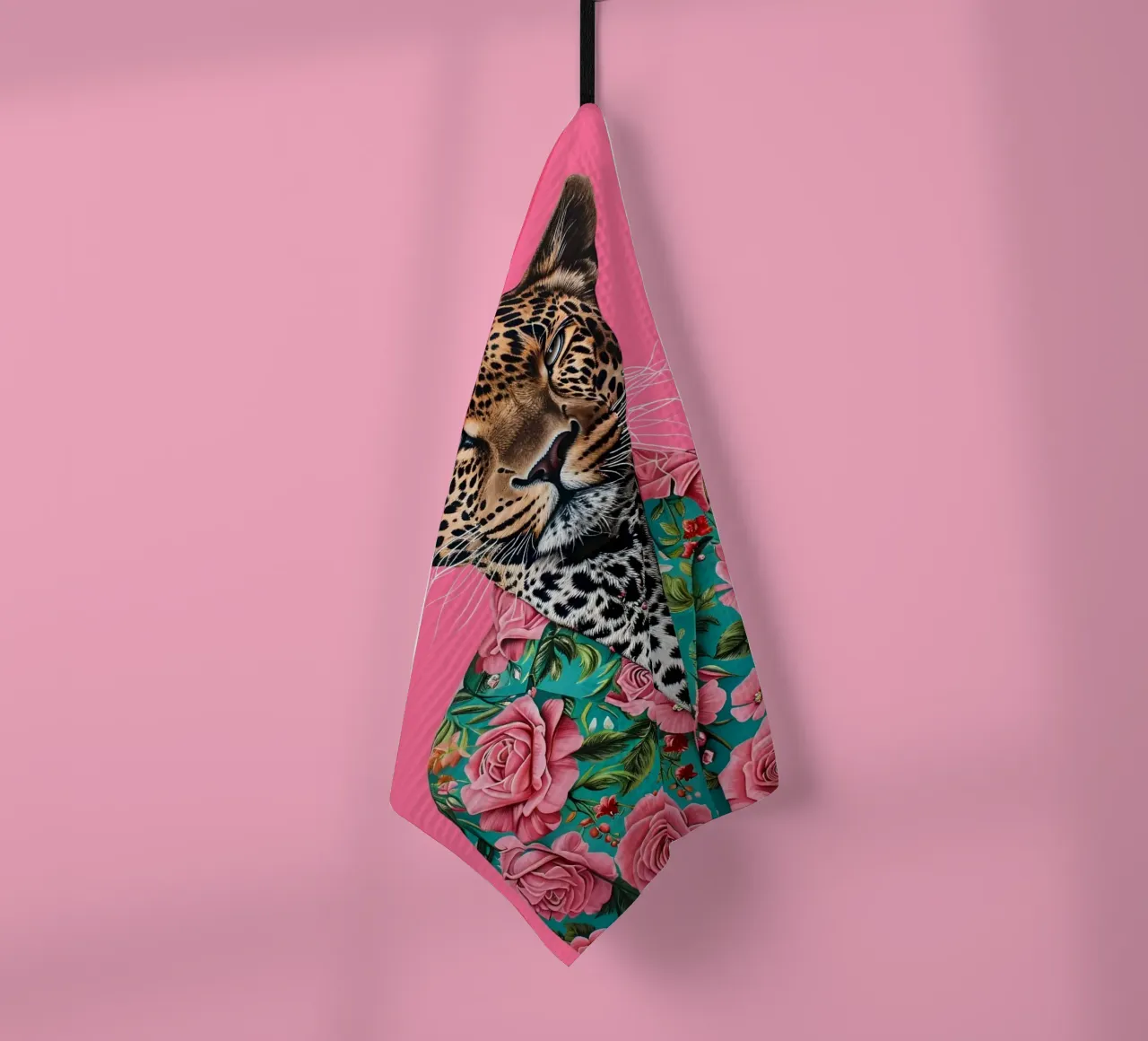 Portrait d'animal Pop Art - Dapper Leopard in Roses | Pop Art Animal Portrait Print torchon de NorwesClub